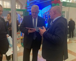 Председатель Центральной комиссии Республики Беларусь по выборам и проведению республиканских референдумов Игорь Карпенко посетил стенд издательства "Адукацыя i выхаванне" Председатель Центральной комиссии Республики Беларусь по выборам и проведению республиканских референдумов Игорь Карпенко посетил стенд издательства "Адукацыя i выхаванне"